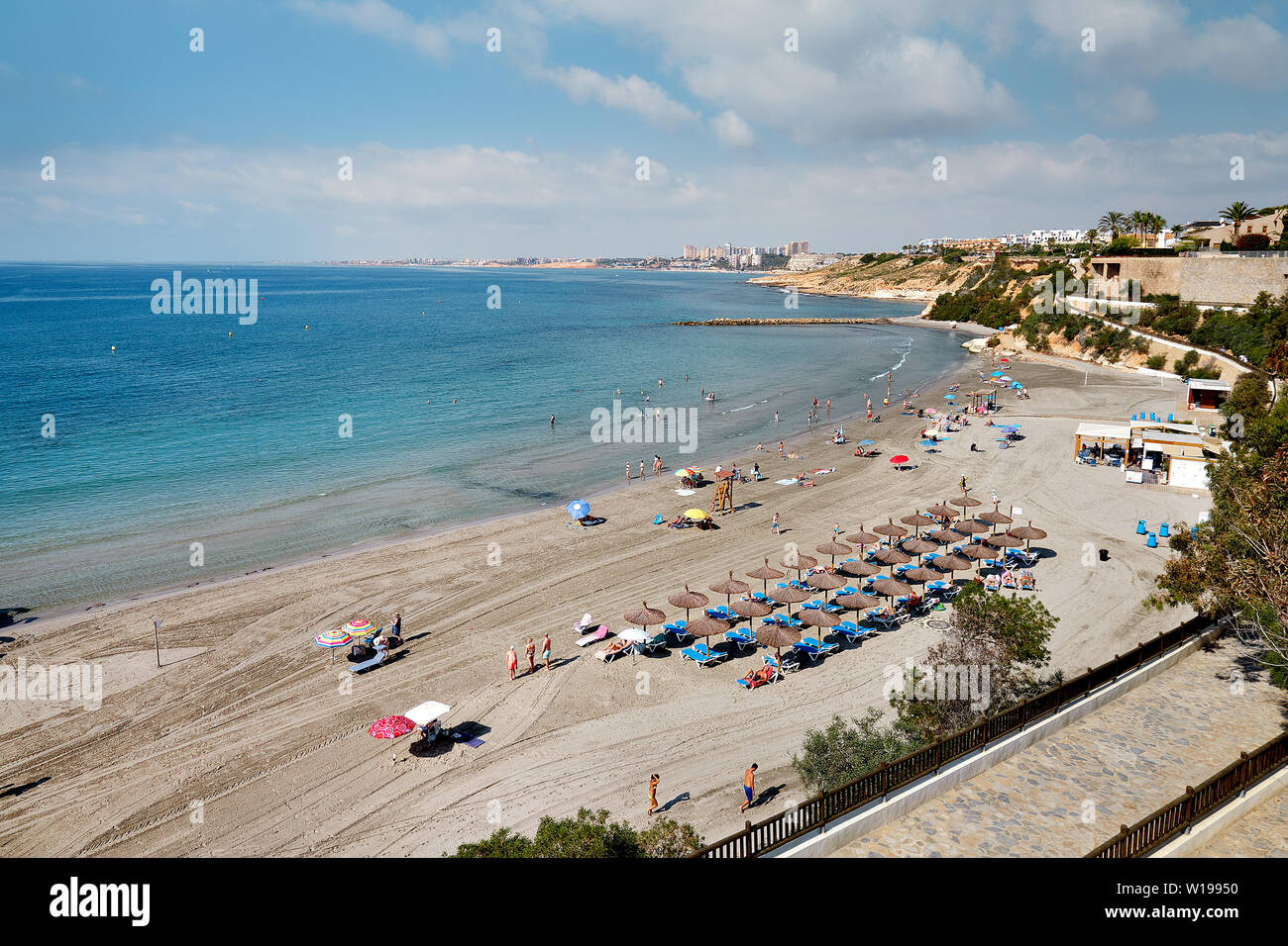 Torrevieja, Spagna - 25 Giugno 2019: sopra vista superiore vacanzieri godere le vacanze estive vacanze sul mare vicino mare mediterraneo di Cabo Roig sandy essere Foto Stock