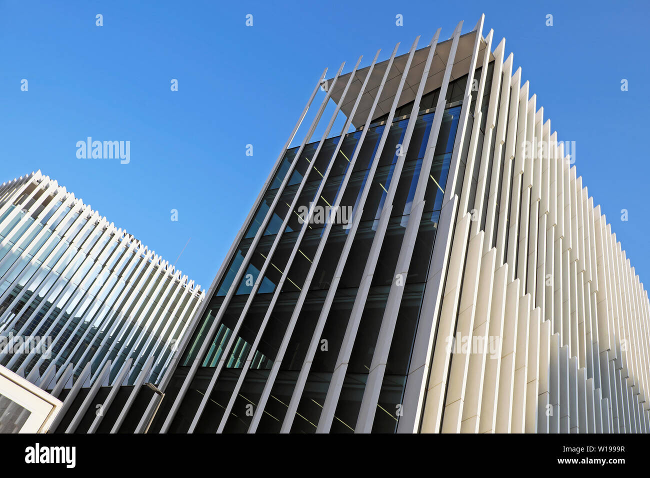 La sede centrale di EDP azienda europea edificio progettato dagli architetti Aires Mateus architettura moderna a Lisbona Portogallo Europa KATHY DEWITT Foto Stock