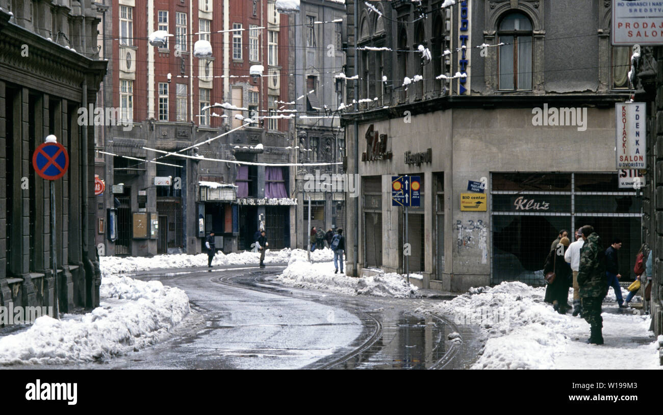 Il 28 marzo 1993 durante l'assedio di Sarajevo: un paio di poliziotti di montare un checkpoint nel mezzo di Mula Mustafe Baseskije davanti alla banca regionale, in corrispondenza della giunzione con Vase Miskina (oggi chiamato Ferhadija Street). Foto Stock