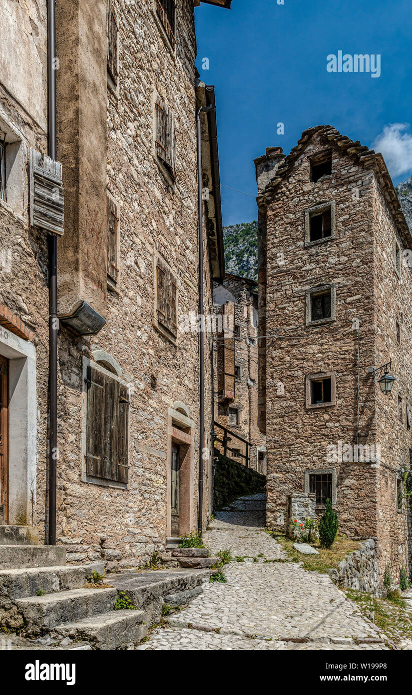 Italia Friuli Valcellina - Casso village quasi completamente disabitato dal disastro Vajont Foto Stock