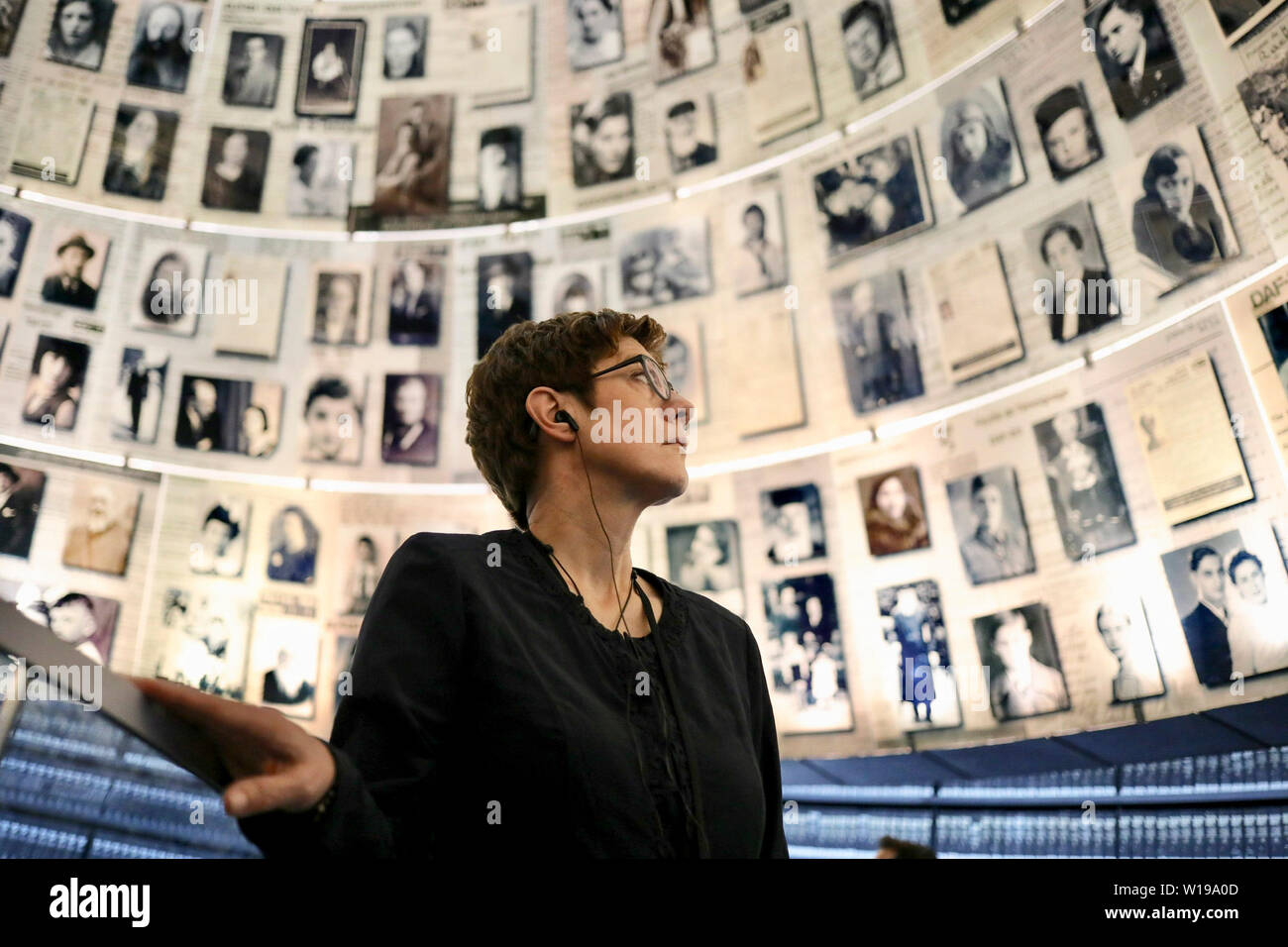 Gerusalemme, Israele. 01 Luglio, 2019. Annegret Kramp-Karrenbauer, presidentessa del cristiano Unione democratica di Germania (CDU), visita la Sala dei Nomi a Yad Vashem per le vittime dell'Olocausto. Credito: Ilia Yefimovich/dpa/Alamy Live News Foto Stock