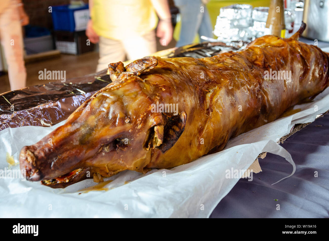 Un porco arrosto di maiale o lechon è tradizionalmente tagliato a celebrazioni filippino ed eventi speciali, Foto Stock