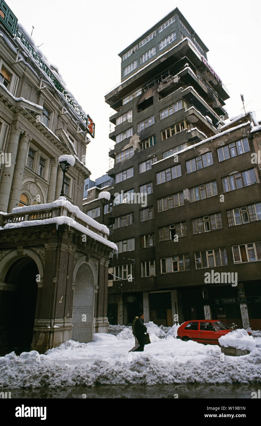 Il 28 marzo 1993 durante l'assedio di Sarajevo: la granata-segnato Banca regionale (sinistra) e il grattacielo Vakuf (noto a Sarajevo come il grattacielo JAT). Foto Stock