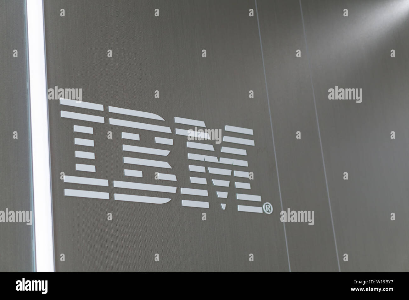 Slovenia Ljubljana - Febbraio 26, 2019: logo IBM segno International Business Machines Corporation su IBM Studios Foto Stock