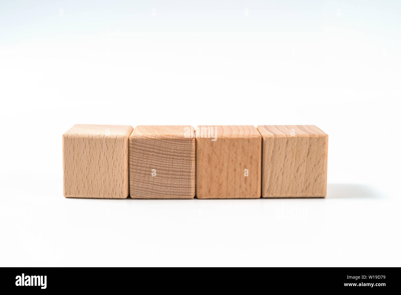 Il concetto di business - geometrica astratta real floating cubo di legno su sfondo grigio e non è 3D render Foto Stock