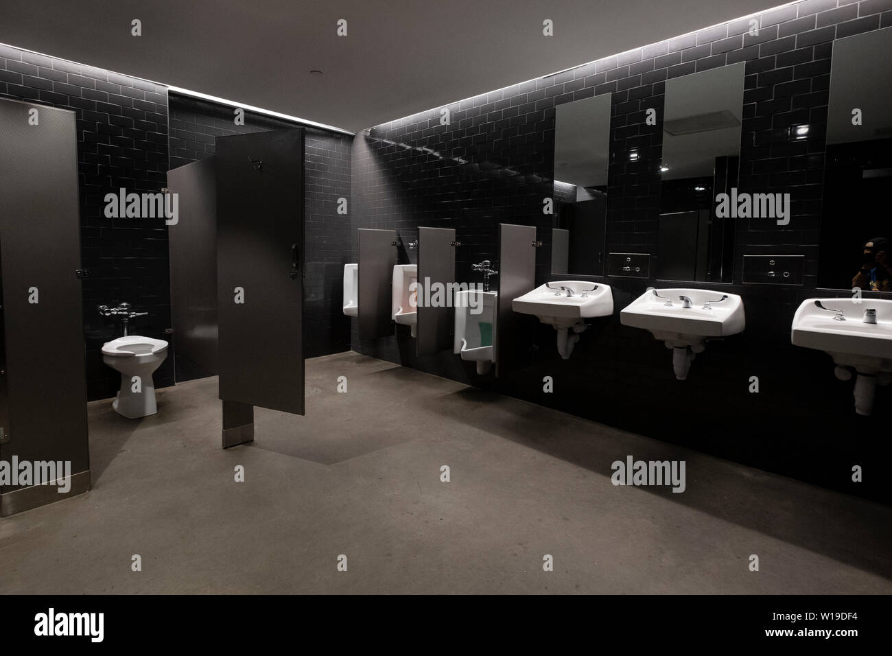 Uomini della camera nel nuovo mercato ESSEX su Essex Street nel Lower East Side di Manhattan, New York City. Foto Stock