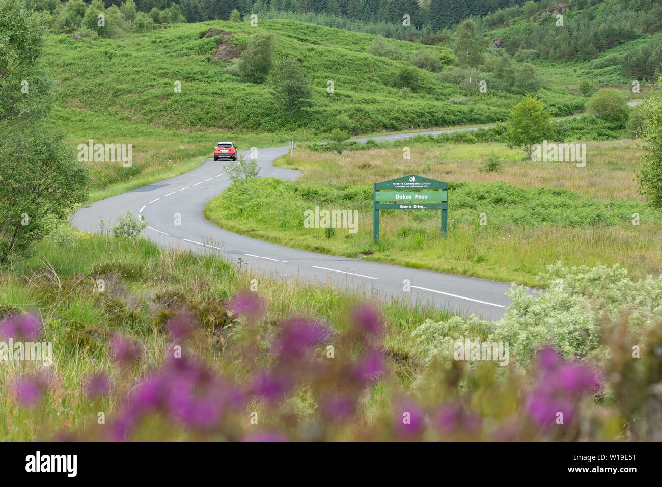 Una unità di auto su Dukes Pass sulla A821 road nel Trossachs tra Aberfoyle e Loch Katrine parte del cuore 200 touring route, Scotland, Regno Unito Foto Stock