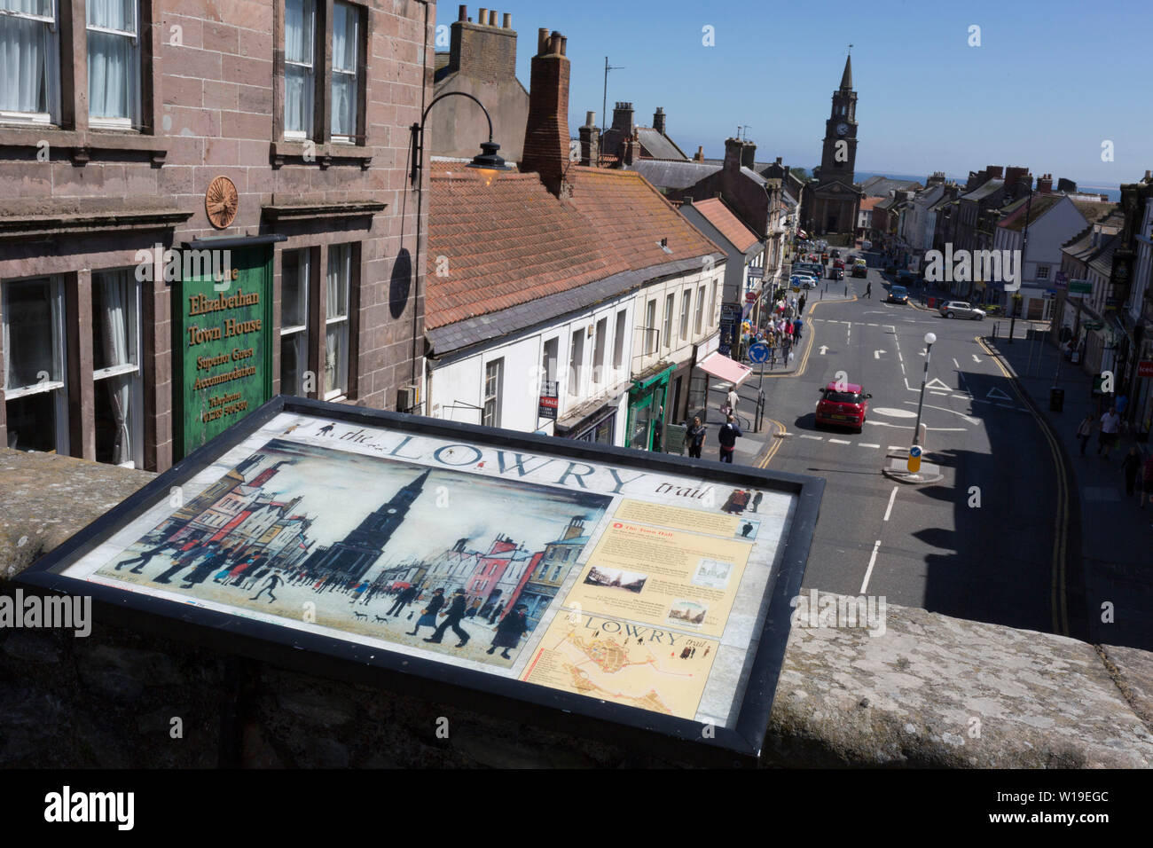 La vista dalla cima del Tudor fortificato Gate scozzese che si affaccia Castlegate e la storica città di Berwick-upon-Tweed, la fonte di ispirazione per un artista di LS Lowry's dipinti ad olio dal titolo " La Town Hall' (1935). Lowry visitato Berwick molte volte dal mid-1930s fino alla sua morte. Foto Stock