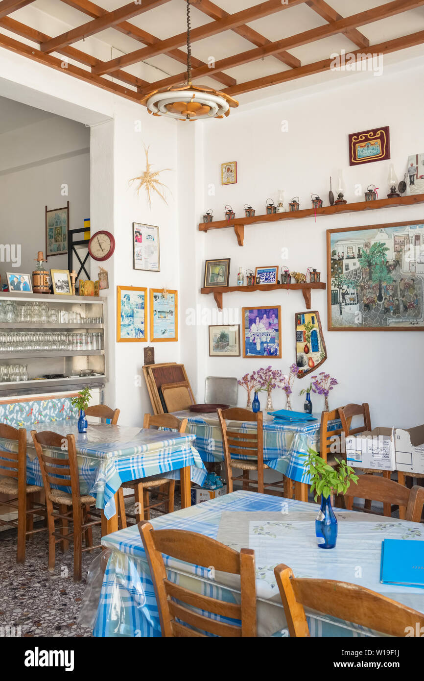 Interno del tradizionale taverna greca sull isola di Paros, Cicladi Grecia Foto Stock