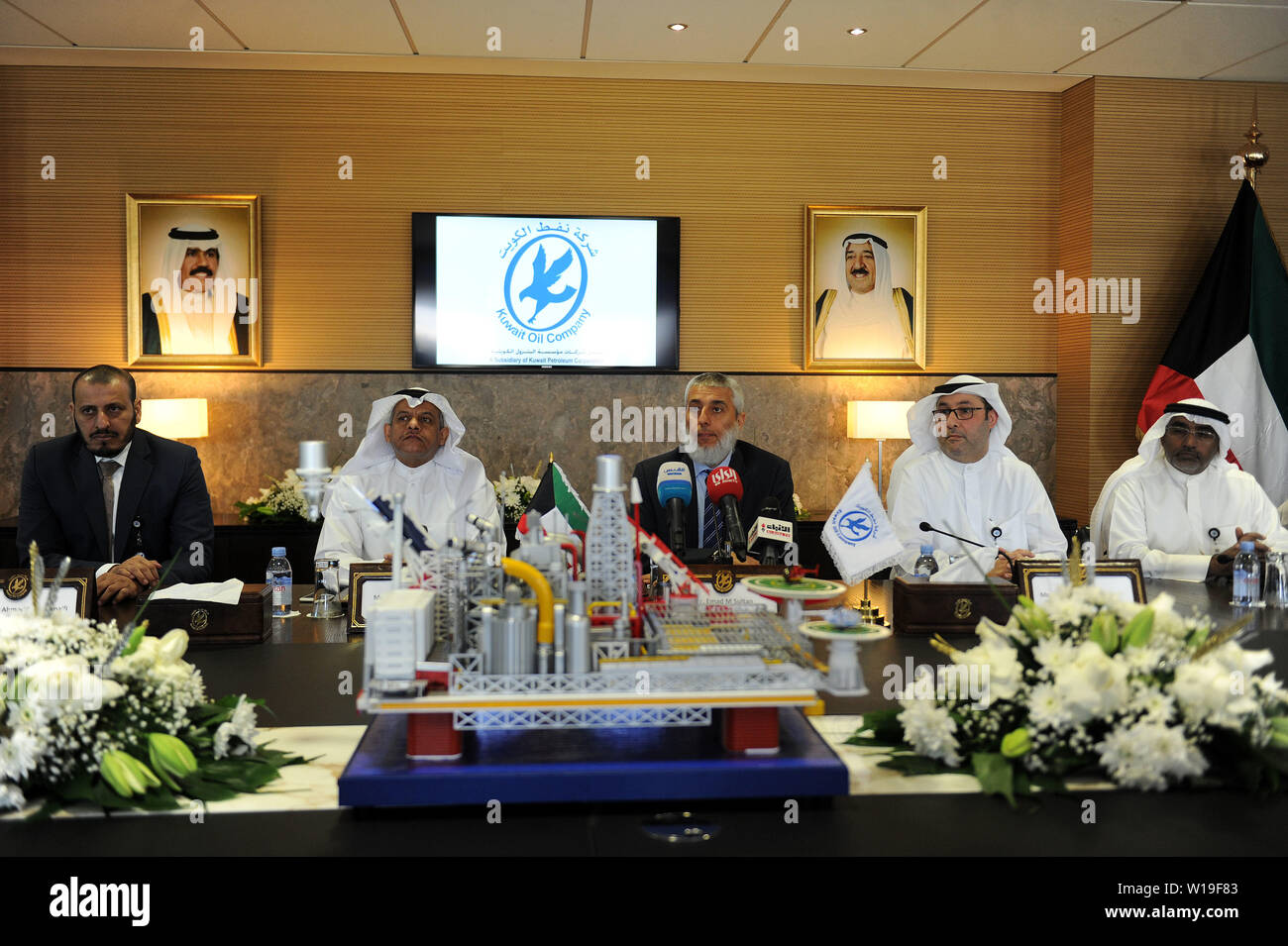 Al Ahmadi governatorato. 1 Luglio, 2019. Membri del Kuwait Oil Company (Koc) partecipare ad una conferenza stampa in Al Ahmadi Governatorato, Kuwait, Luglio 1, 2019. KOC lunedì ha firmato un contratto del valore di 181 milioni di dinari kuwaitiani (597 milioni di dollari) di perforazione offshore con il petrolio degli Stati Uniti field service company Halliburton. Credito: Xinhua/Alamy Live News Foto Stock