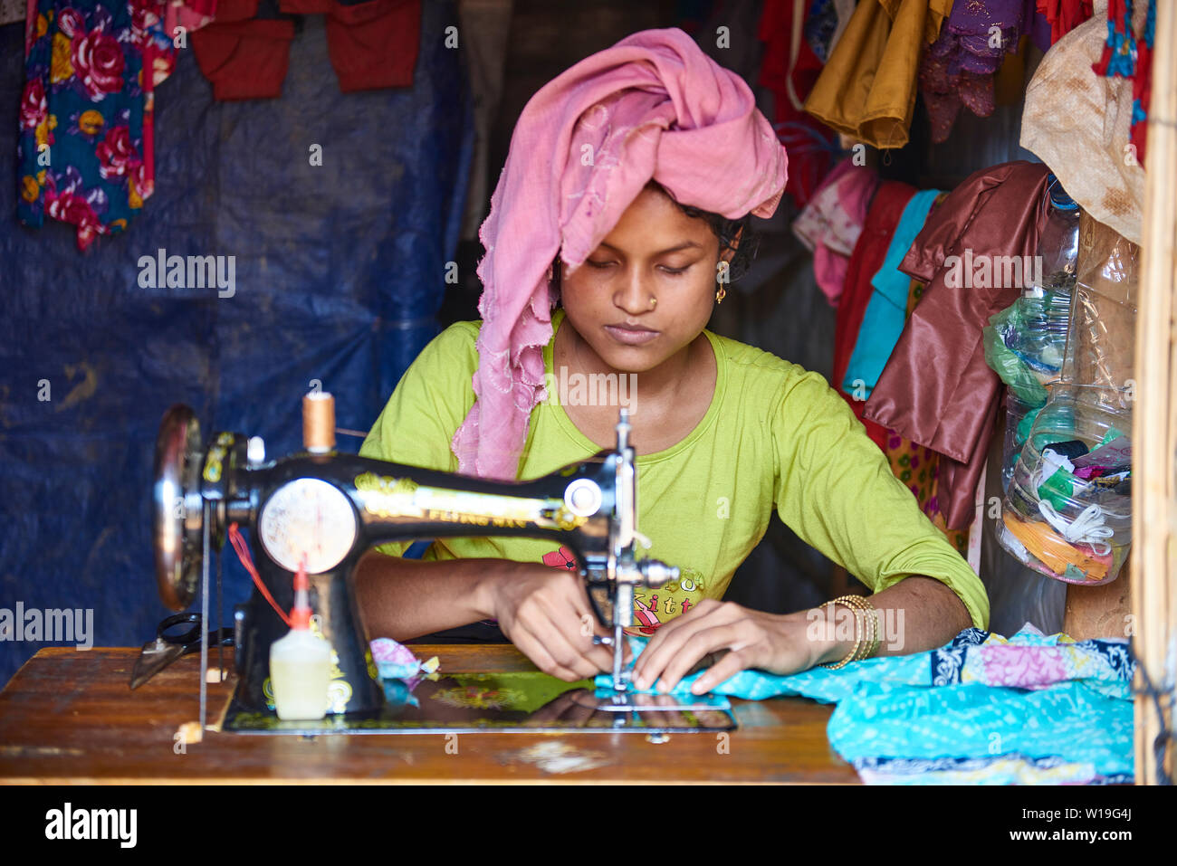 Rohingya donna autonomi di lavoro come una sarta nel suo rifugio in Kutupalong Refugee Camp in Bangladesh Foto Stock