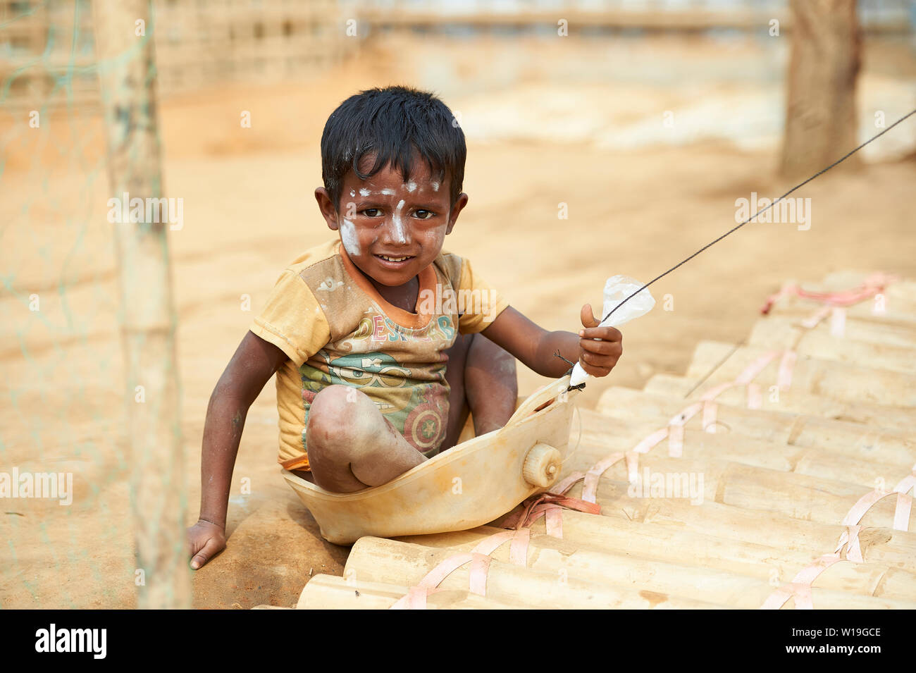 Giovane ragazzo giocando in Rohingya Refugee Camp Kutupalong, Bangladesh Foto Stock