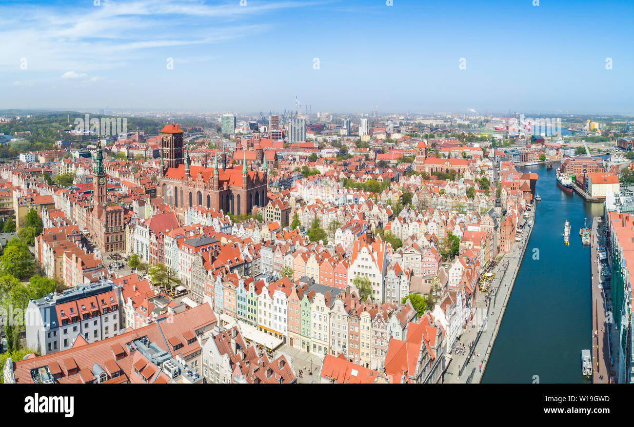 Gdansk - un panorama turistico della città dall'occhio di un uccello. La Motława fiume che attraversa la città. Foto Stock