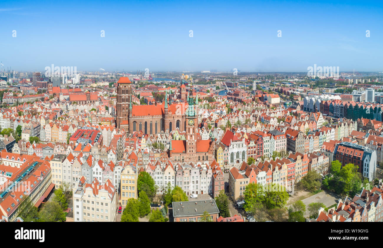 Un panorama della città vecchia di Danzica con il disponibile St. Mary's Basilica. Paesaggio dell'antenna. Le attrazioni turistiche e i monumenti della città vecchia. Foto Stock