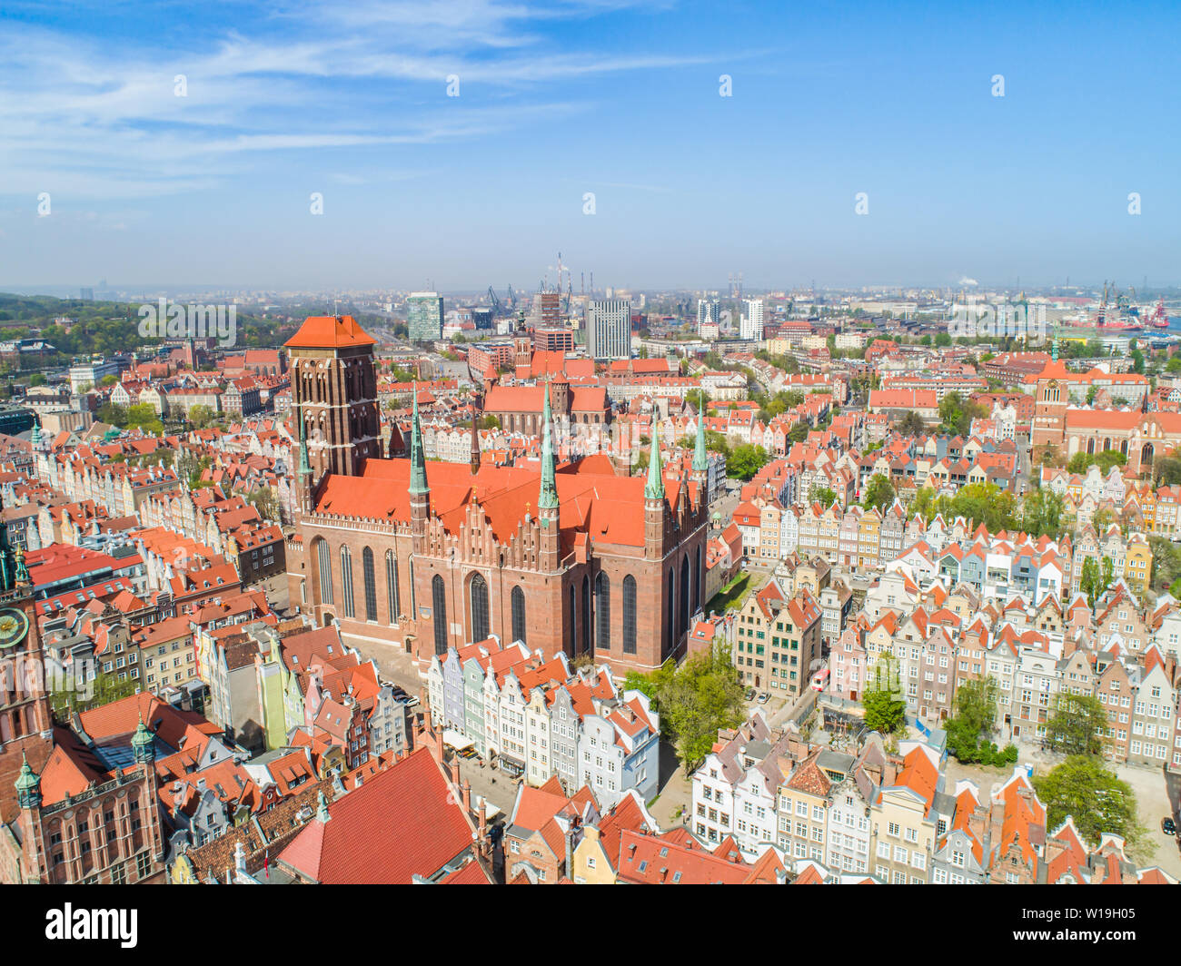 Paesaggio turistico della città di Gdansk. Città vecchia con una vista a volo di uccello del Santa Maria e la sua Basilica storica tenement case. Foto Stock