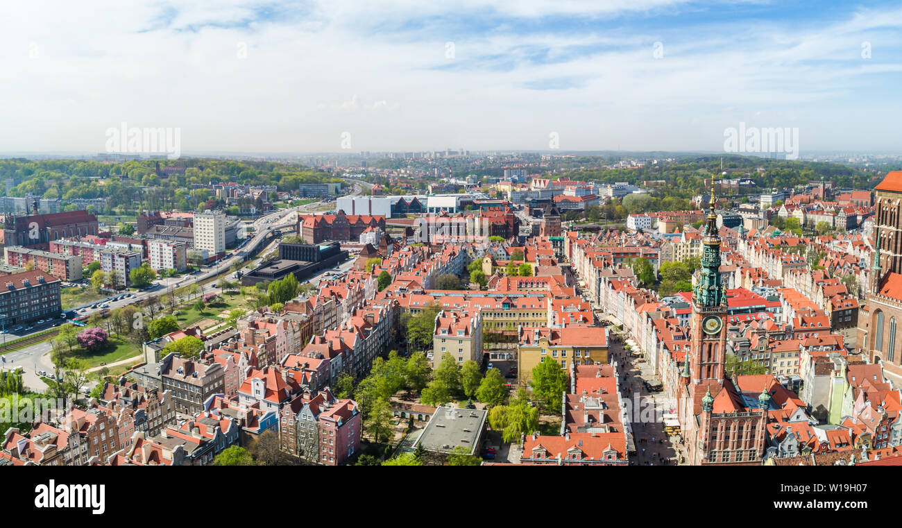 Gdansk - panorama della città dall'aria. Il paesaggio della città vecchia con visibile le attrazioni turistiche. Foto Stock