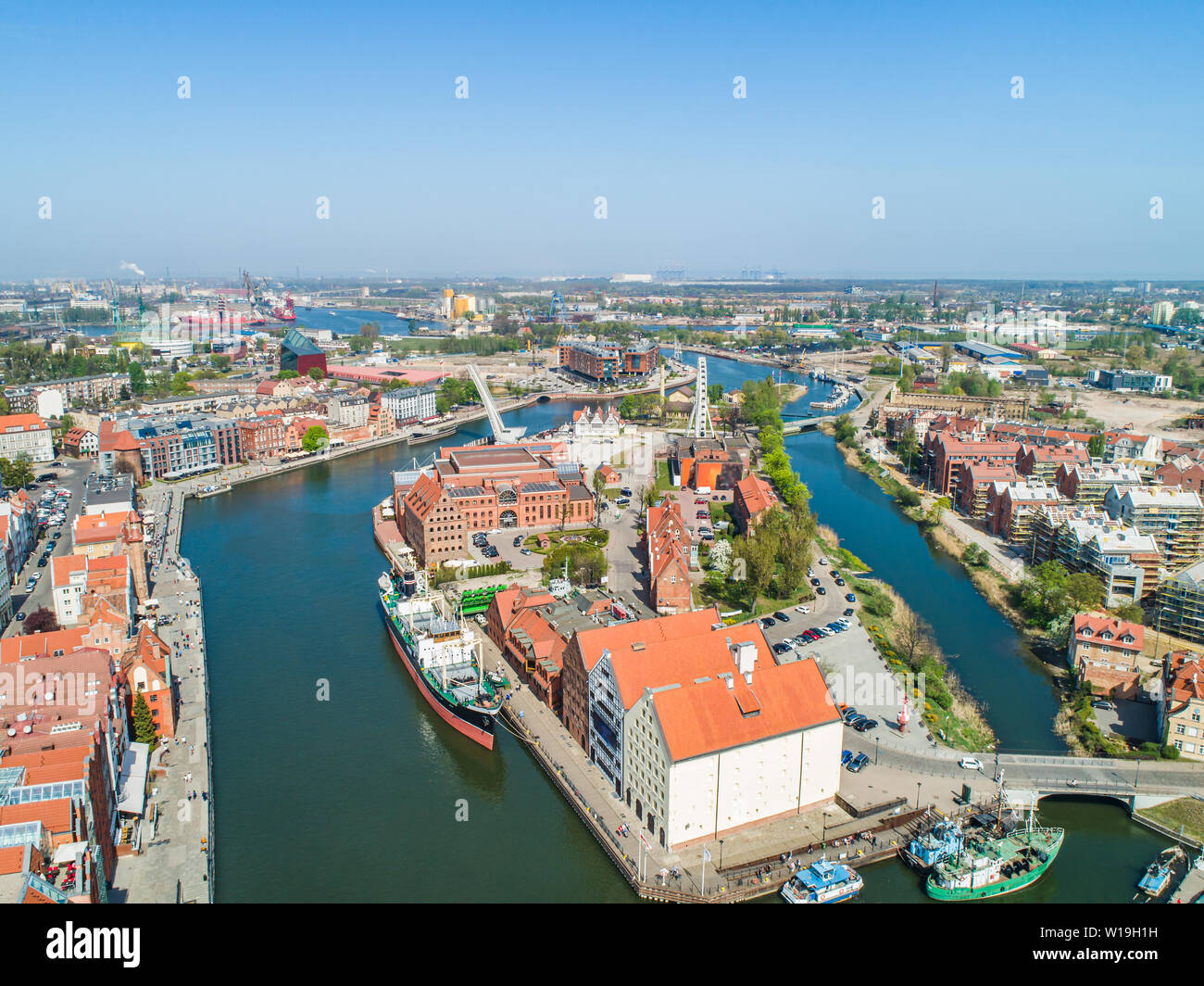 Ołowianka e il fiume Motława dall occhio di un uccello. Paesaggio di Danzica dall'aria. La città portuale di Danzica. Foto Stock