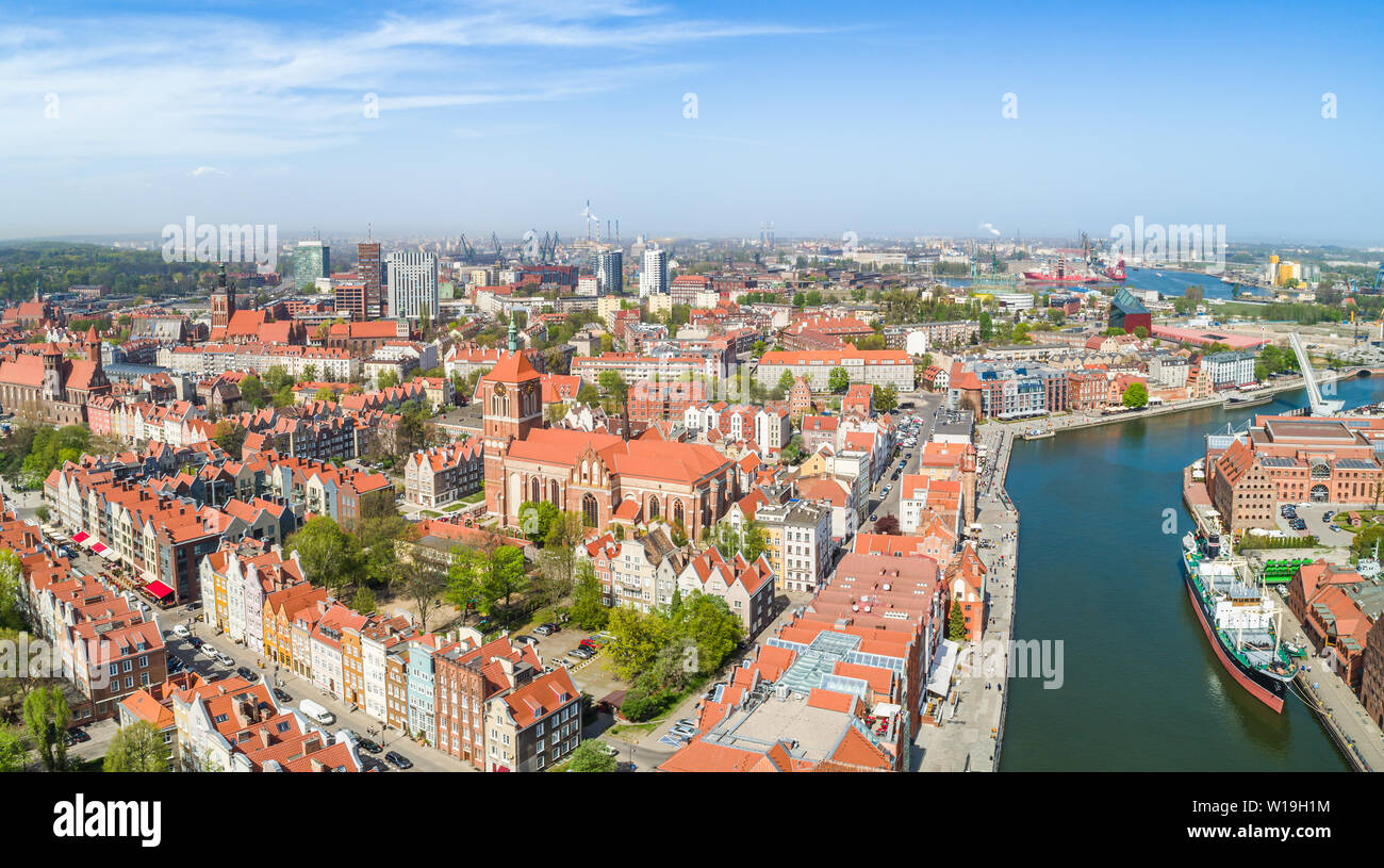 Panorama di Danzica con il fiume Motława. Città vecchia da occhio di un uccello. La città portuale di Danzica. Foto Stock