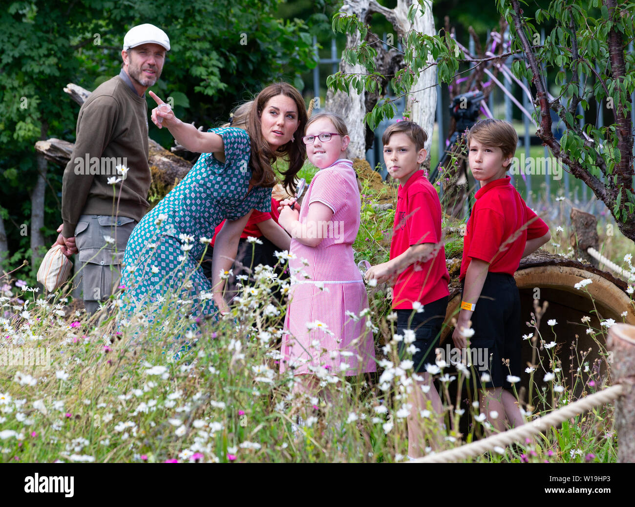 Londra, UK . 01 Luglio, 2019. Di SUA ALTEZZA REALE IL PRINCIPE DI GALLES la Duchessa di Cambridge in 'RHS Torna alla natura Garden' con gli scolari locali. Credito: Tommy Londra/Alamy Live News Foto Stock