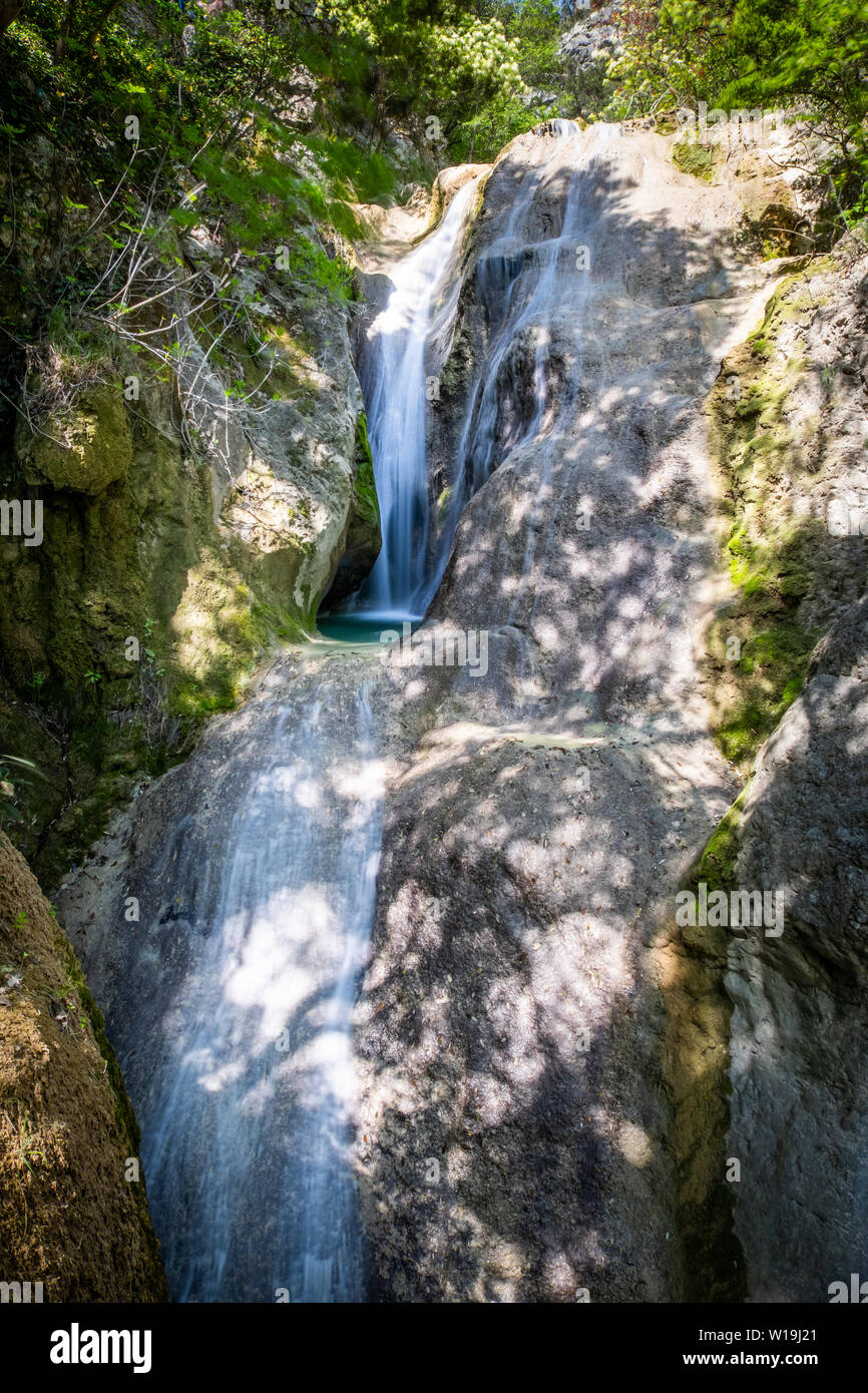 Bella piccola cascata Sentonina Staza Sentonas sul sentiero nella foresta tra Rabac e Labin Istria, Croazia Foto Stock