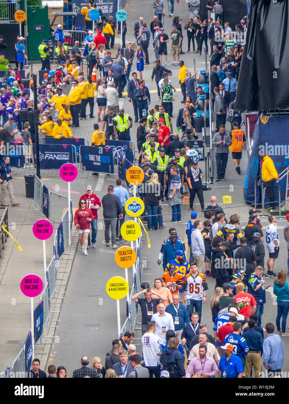 Ventole nei colori della squadra camminando sulla strada in corrispondenza di NFL Draft 2019, Nashville Tennessee, USA. Foto Stock