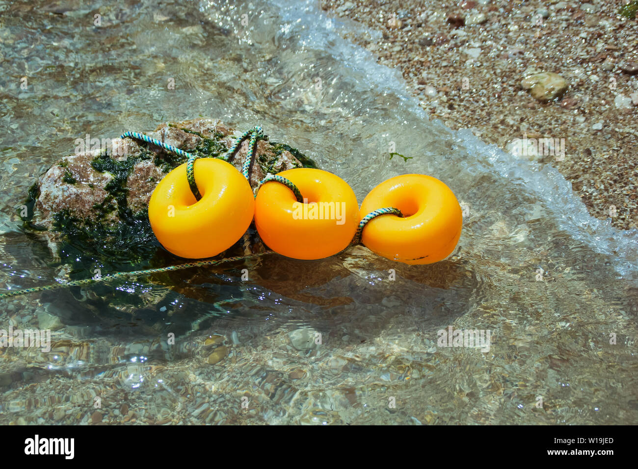 Boa arancione grigio a mantenere disponibile sicurezza marcatore di flottazione Foto Stock