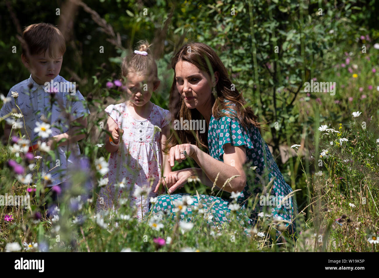 La Duchessa di Cambridge con i bambini da Evelina ospedale per bambini e di Anna Freud Center durante una visita per il suo ritorno alla natura giardino che ella co progettato con Andre Davies e Adam bianco, a Hampton Court Palace Garden Festival a Londra. Foto Stock