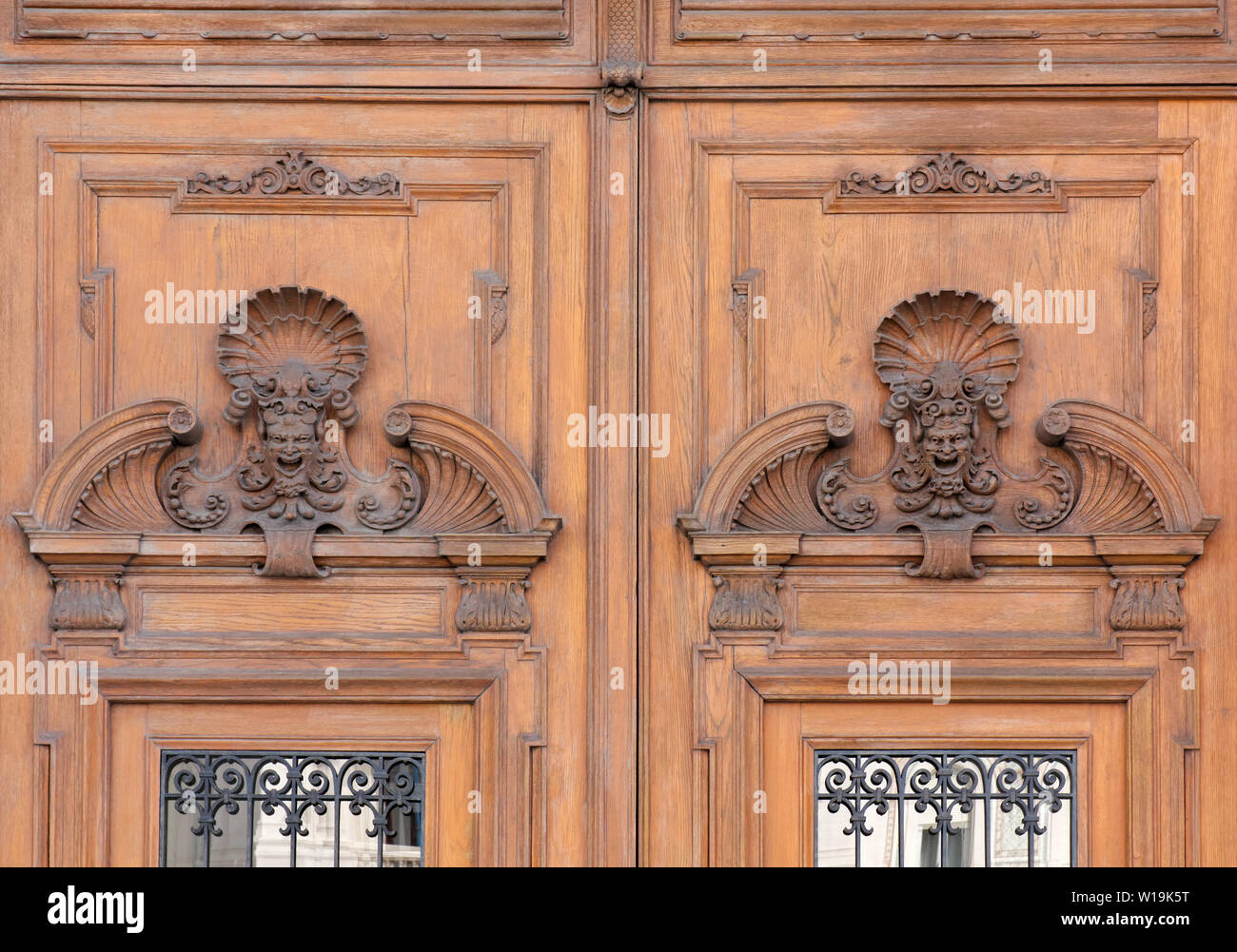Dettaglio del legno di cancello di ingresso del Lloyd Triestino Palace a Trieste, Italia Foto Stock