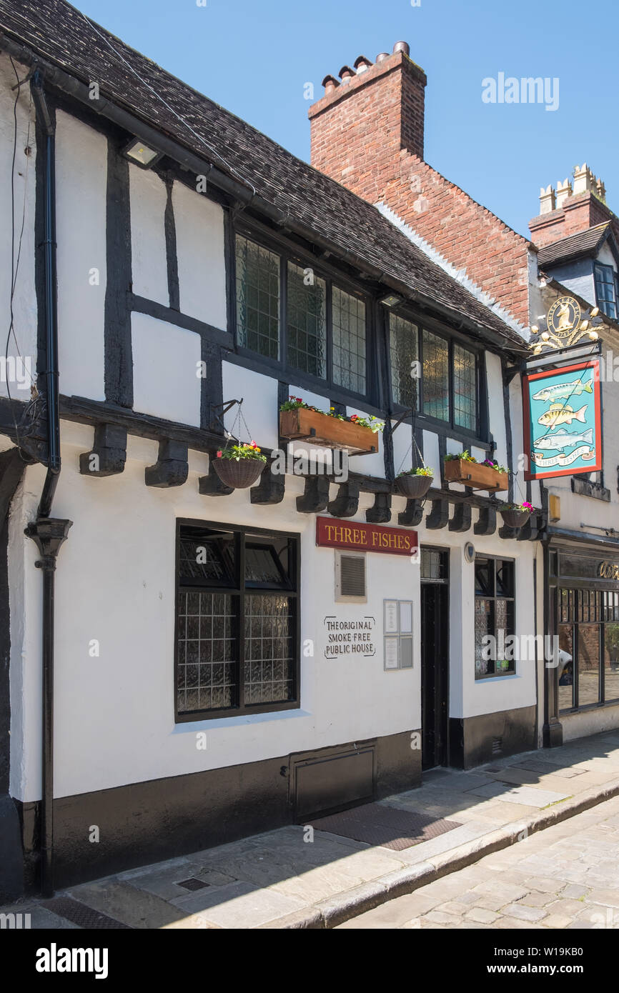 Tre pesci pub in una struttura di legno edificio Tudor nel pesce storico Street nel centro di Shrewsbury, Shropshire, Regno Unito Foto Stock