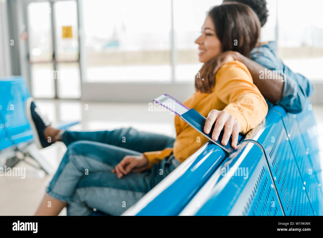 Messa a fuoco selettiva del biglietto aereo e passaporto in mano di donna in aeroporto Foto Stock