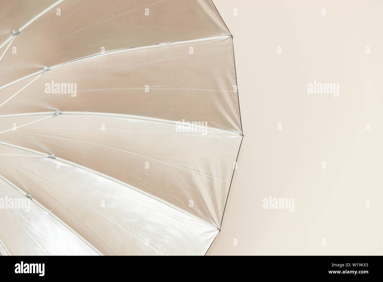 Foto Studio 72 pollici nero e argento Photo Studio ombrello riflettente isolato su bianco - Immagine Foto Stock