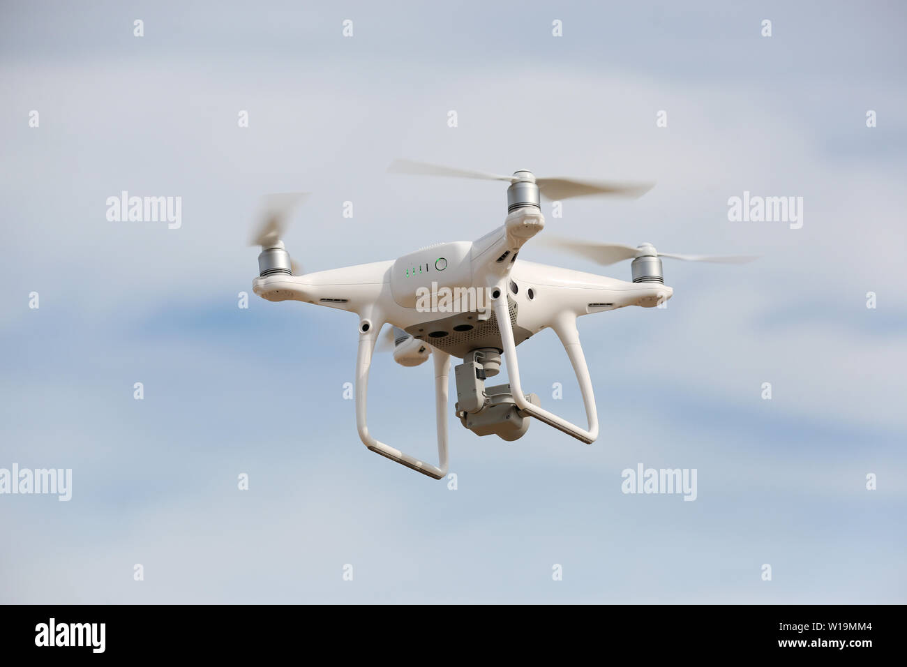 Drone raffigurato nel cielo volare e catturare video e foto in Bognor Regis, West Sussex, Regno Unito. Foto Stock