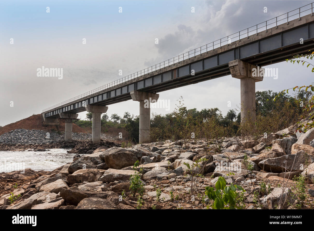 Le operazioni di data mining per il trasporto e la gestione di minerale di ferro. Nuovo ponte ferroviario sul fiume Tonkolili vicino al mio minerale di abilitazione treni più facile e più veloce di viaggio. Foto Stock