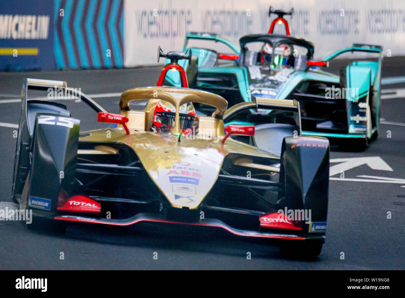 Il francese DS driver Techeetah Jean Eric Vergne conduce la gara seguito dal pilota neozelandese Mitch Evans ( Panasonic Jaguar) sulla strada le vie del Julius Bär Formula e in gara nella capitale svizzera Berna. Vergne vince la gara, con Evans proveniente in seconda. Vergne ora ha 32 punti di vantaggio in campionato. Foto Stock