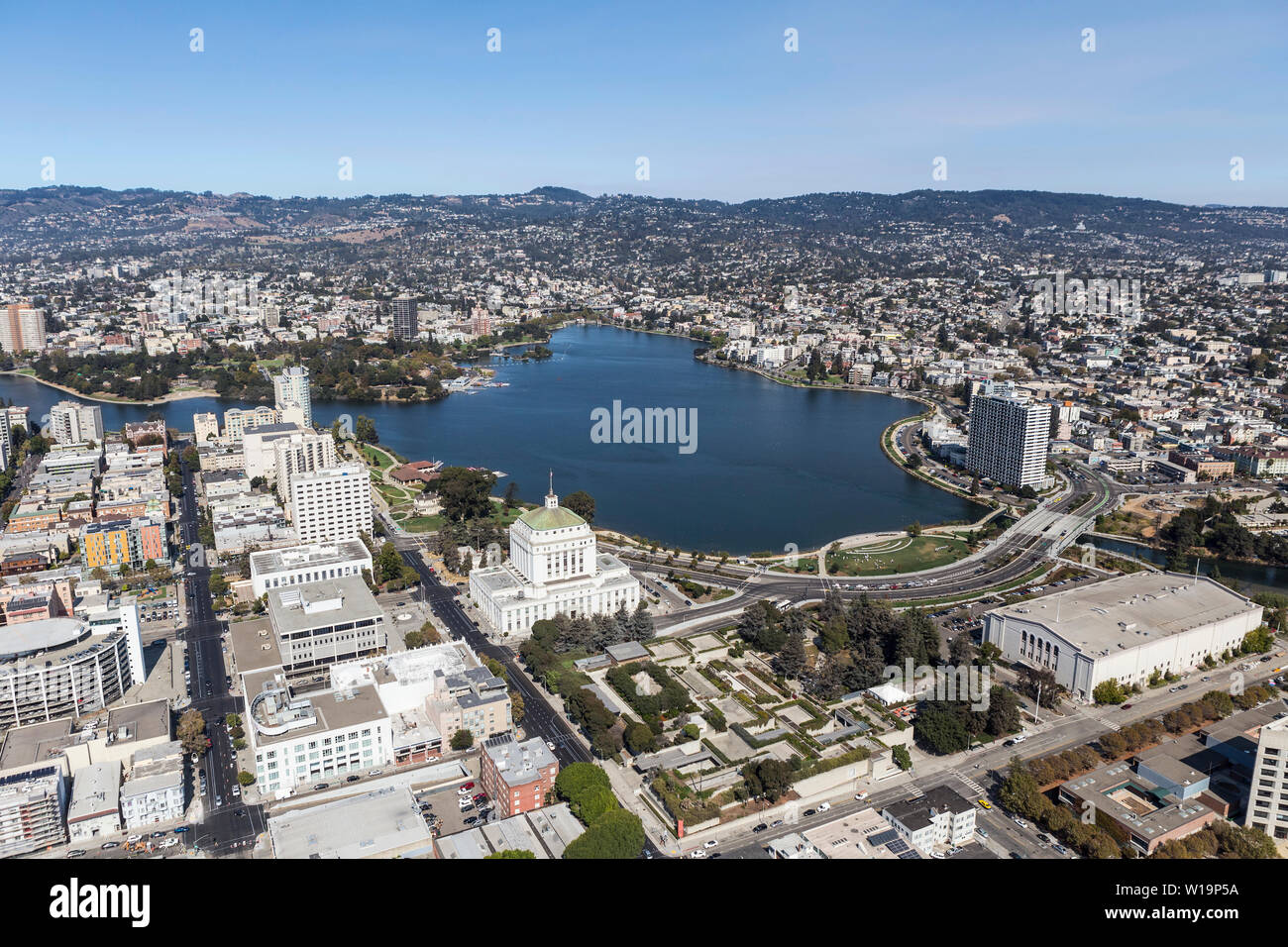 Vista aerea del Lago Merritt Park e il centro cittadino di edifici e strade a Oakland in California. Foto Stock