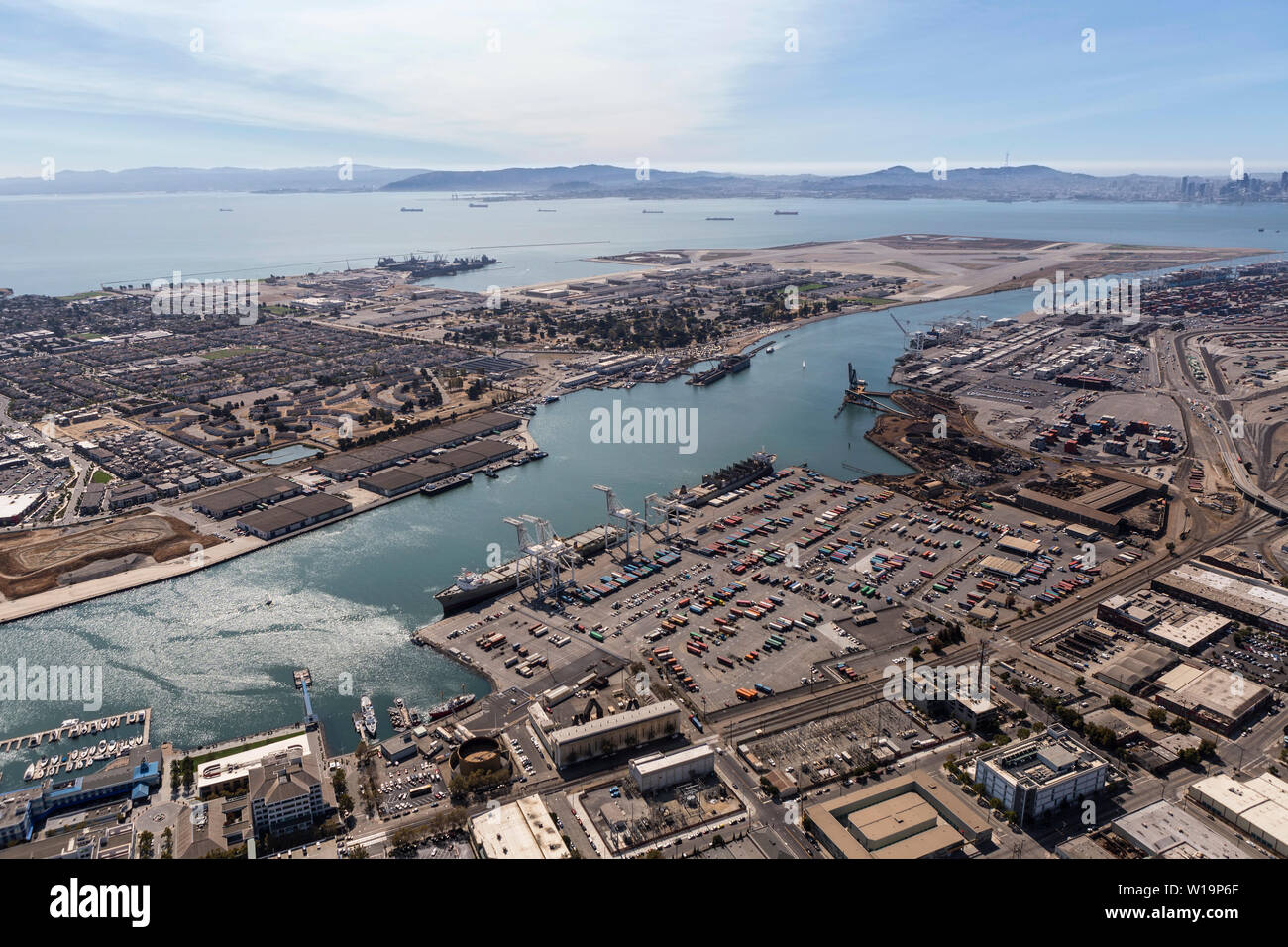 Vista aerea del porto di Oakland Alameda Island e la baia di San Francisco in California. Foto Stock