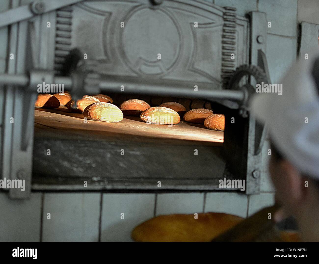 Pane cotto in un forno tradizionale Foto Stock