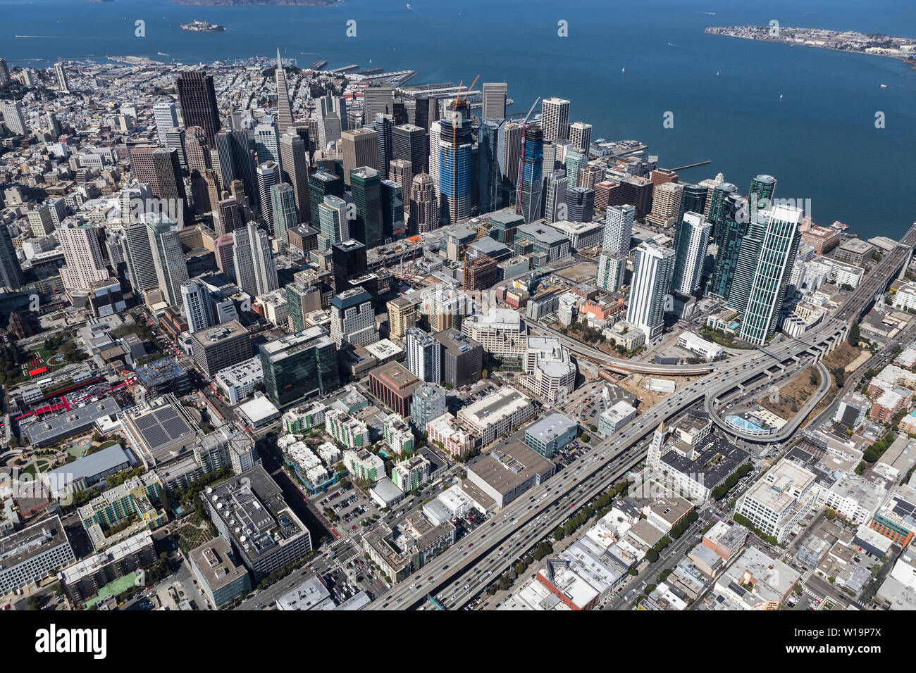Vista aerea del centro cittadino di San Francisco, il 80 freeway e di fronte al mare sulla pittoresca costa della California. Foto Stock