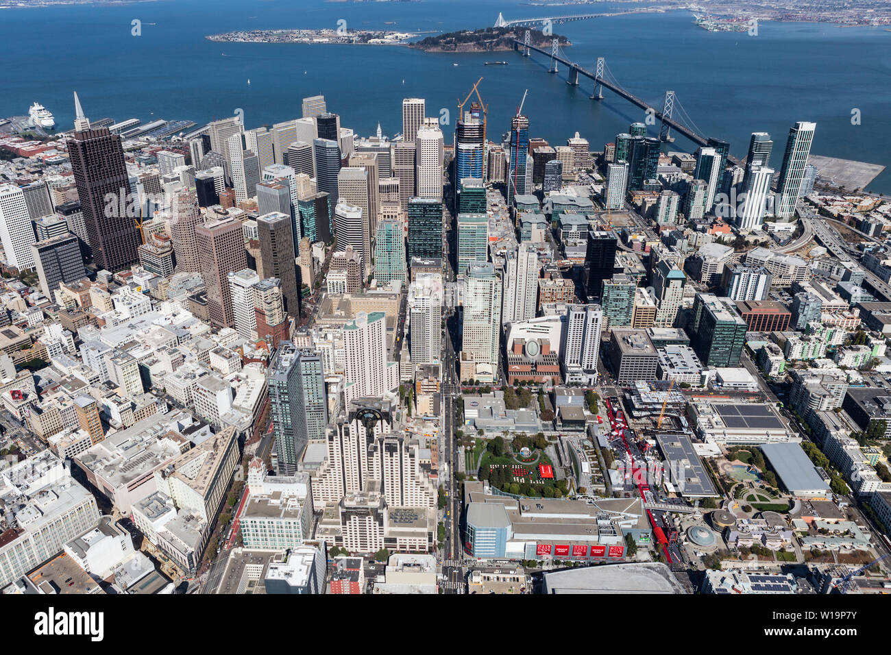 San Francisco, California, Stati Uniti d'America - 19 Settembre 2016: vista aerea verso il basso Mission Street verso il centro urbano di torri e la Oakland Bay Bridge. Foto Stock