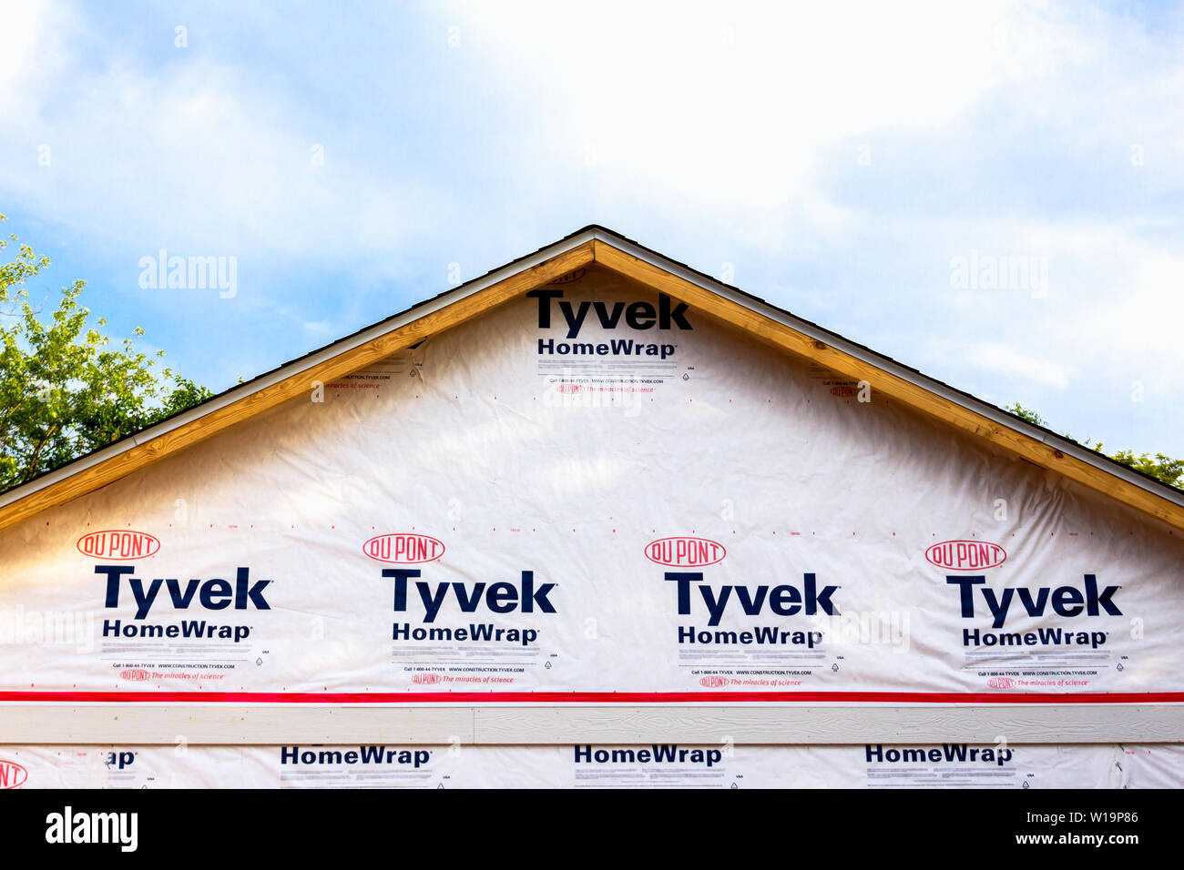 HUDSON, WI/STATI UNITI D'America - 18 giugno 2019: Tyvek residenziale incarto esterno e logo del marchio. Foto Stock
