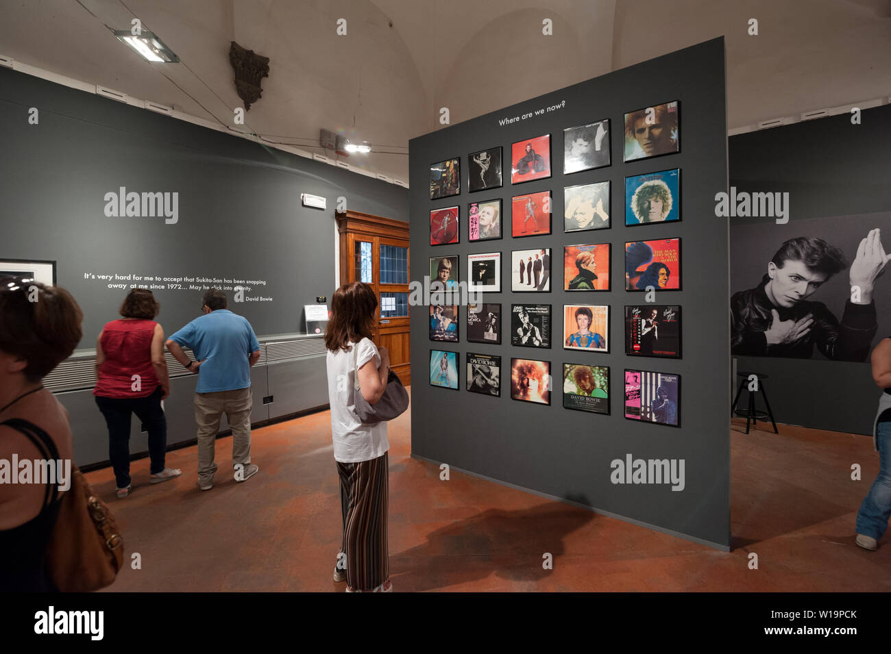 Firenze, Toscana, Italia- Giugno, 2019: Visitatori presso la mostra fotografica "Eroi, Bowie da Sukita"nel Palazzo Medici Riccardi a Firenze. Foto Stock