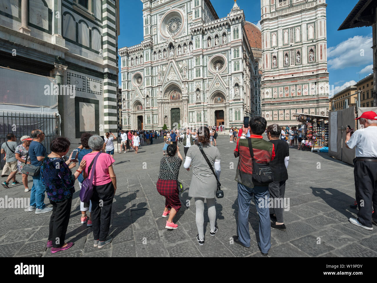 I turisti fotografare la Basilica di Santa Maria del Fiore della facciata, a Firenze, Italia Foto Stock