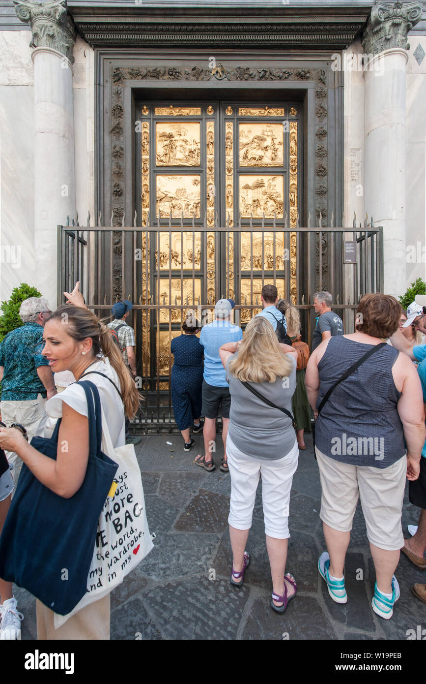 Firenze, Toscana, Italia- Giugno, 2019: i Cancelli del Paradiso con le storie della Bibbia sulla porta del Battistero del Duomo di Firenze, Italia. Ai visitatori di ammirare e tenendo p Foto Stock