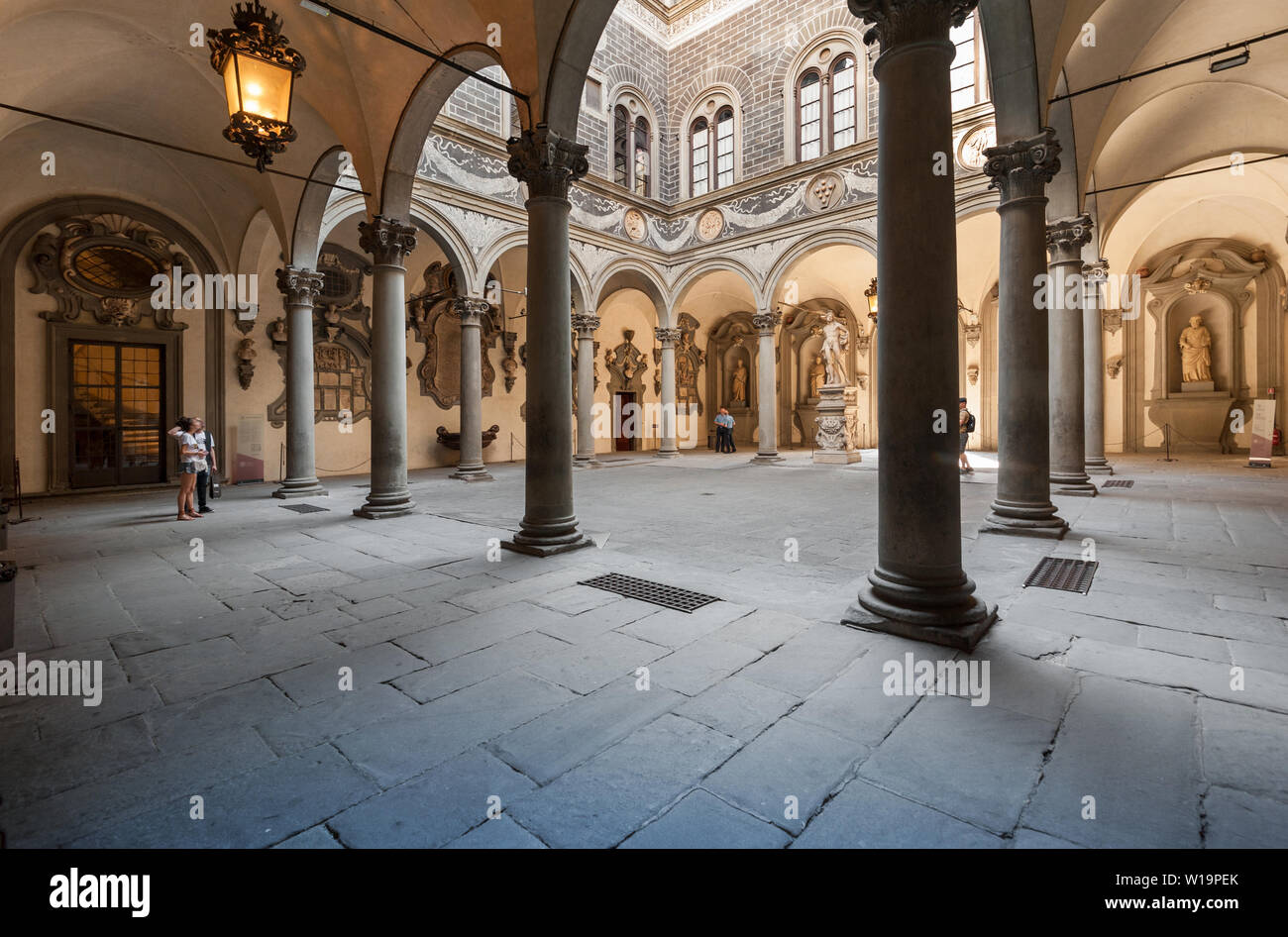 Firenze, Toscana, Italia- Giugno, 2019: il cortile di Palazzo Medici Riccardi, disegnato da Michelozzo di Bartolomeo e costruita tra il 1444 e 14 Foto Stock