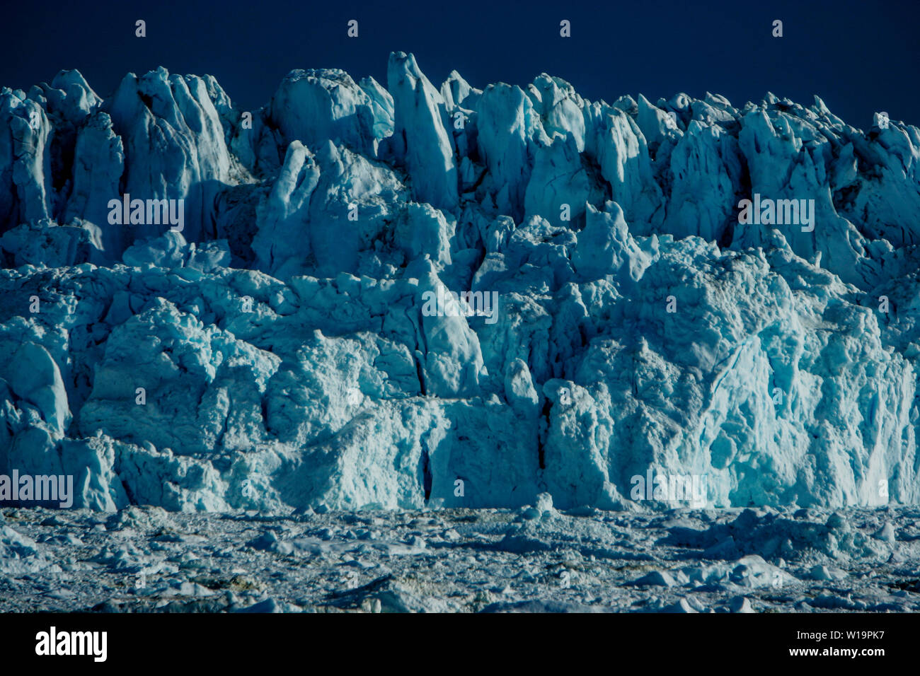 La fusione del ghiaccio dal più veloce al mondo in movimento ghiacciaio il ghiacciaio Jakobshavn vicino a Ilulissat in Groenlandia. Il riscaldamento globale hanno accellerato la fusione e parto di ghiaccio bergs. Foto Stock