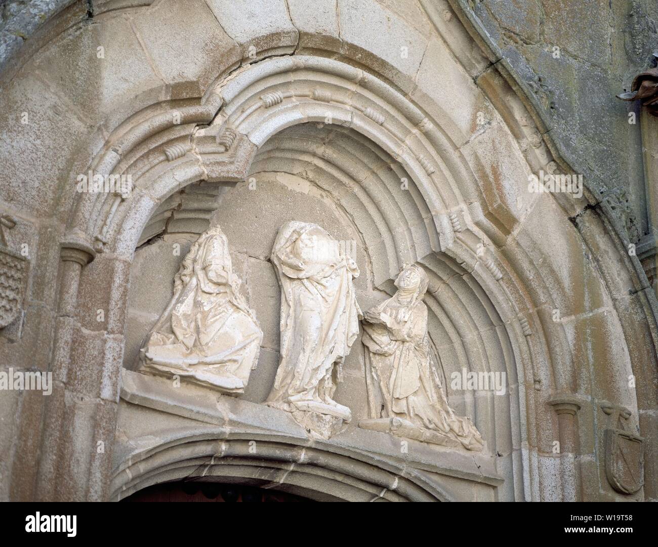 TIMPANO DE LA IGLESIA DEL CONVENTO DE SANTA CLARA CON LAS ESCULTURAS DE CRISTO MARIA MAGDALENA Y SANTA CLARA - SIGLO XV - GOTICO TARDIO. Autore: CORDOBA J. Posizione: Convento de Santa Clara. Belalcazar. CORDOBA. Spagna. Foto Stock