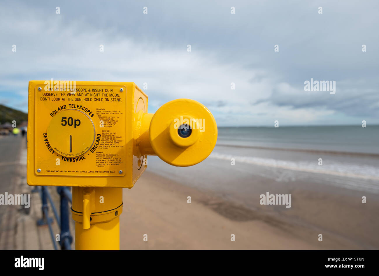 Yellow Seaside Telescope Filey North Yorkshire Coast Foto Stock