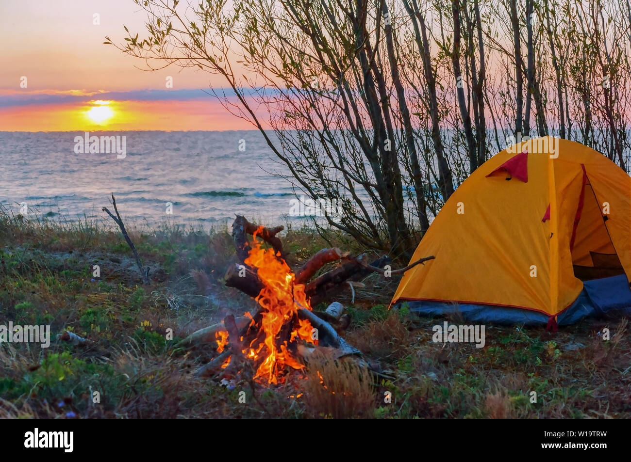 Camping tenda al tramonto, il campeggio in riva al mare Foto stock - Alamy