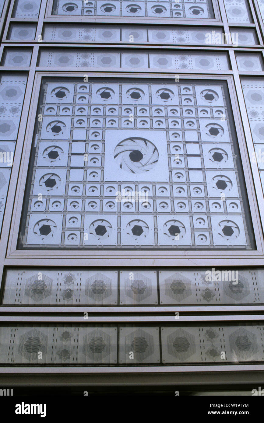 L'Istituto del Mondo Arabo a Parigi Francia.behaind visibili la parete in vetro,un metalicscreen si svolge con lo spostamento a motivi geometrici. Foto Stock