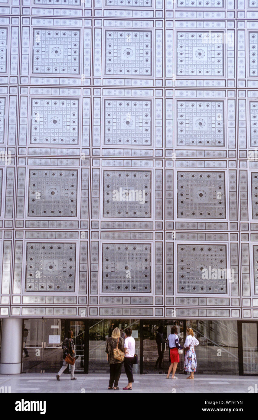 L'Istituto del Mondo Arabo a Parigi Francia.behaind visibili la parete in vetro,un metalicscreen si svolge con lo spostamento a motivi geometrici. Foto Stock